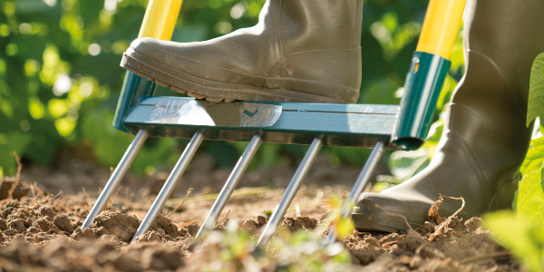 ¿Cómo trabajar la tierra para preparar el huerto sin dañarse la espalda?